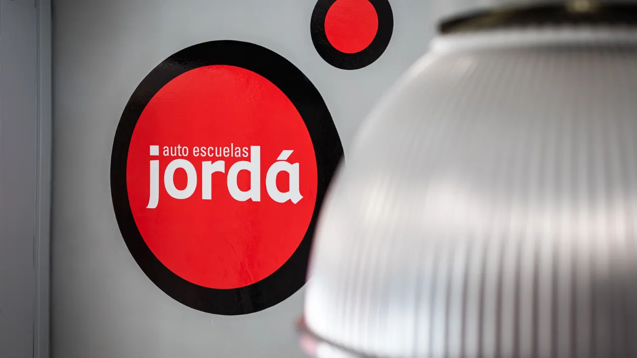 Detalle del logo de autoescuela jordá.